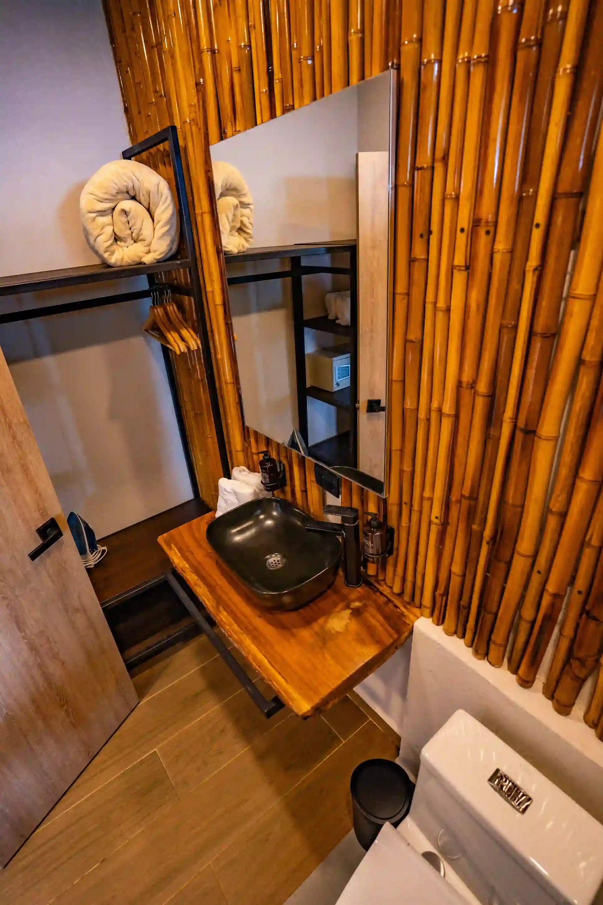 Deluxe Suite - Image 2